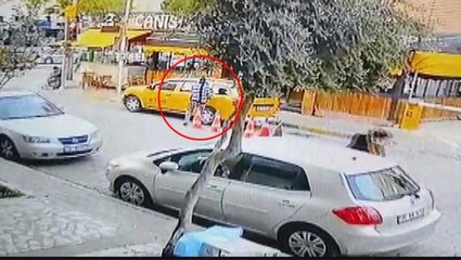 Müşteri gibi taksiye binen kadın önce aracı kaçırdı, ardından bir yayaya çarptı
