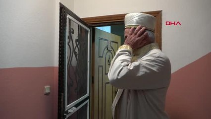 ANTALYA DAİRE KAPILARINI AÇIK BIRAKIP, İMAM EŞLİĞİNDE İLK TERAVİHİ KILDILAR