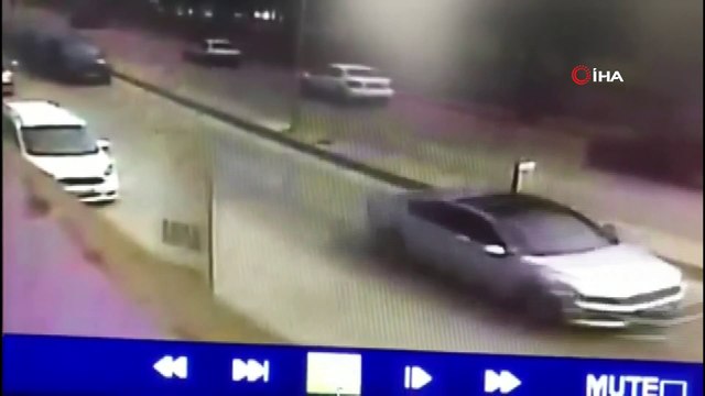 - Çekmeköy'de kanlı tuzak: 3 otomobil ile cipin önünü kesip silah ve bıçakla saldırdılar-Çekmeköy'de 5 saldırganın lüks cipe kurduğu silahlı bıçaklı tuzak kamerada