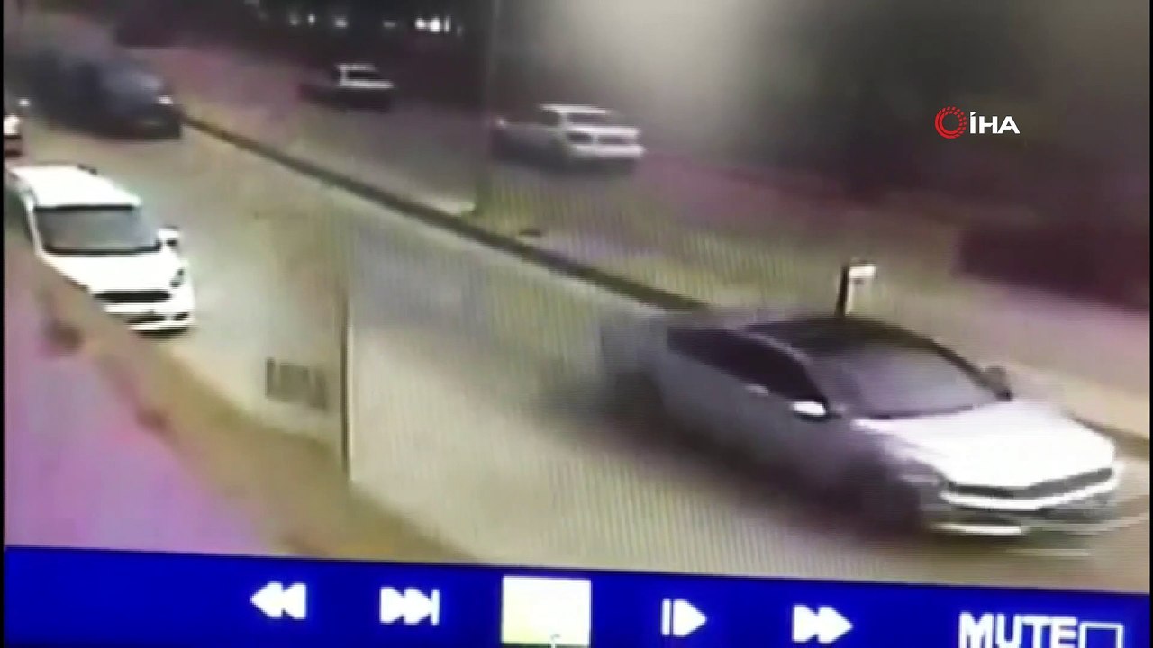 -  Çekmeköy'de kanlı tuzak: 3 otomobil ile cipin önünü kesip silah ve bıçakla saldırdılar-Çekmeköy'de 5 saldırganın lüks cipe kurduğu silahlı bıçaklı tuzak kamerada
