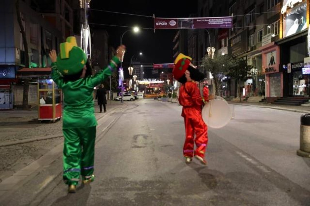 Ümraniyeliler Hacivat ve Karagöz ile sahura kalkıyor