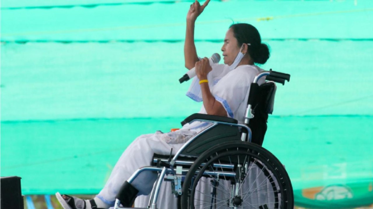 Mamata Banerjee stages Dharna against EC's action