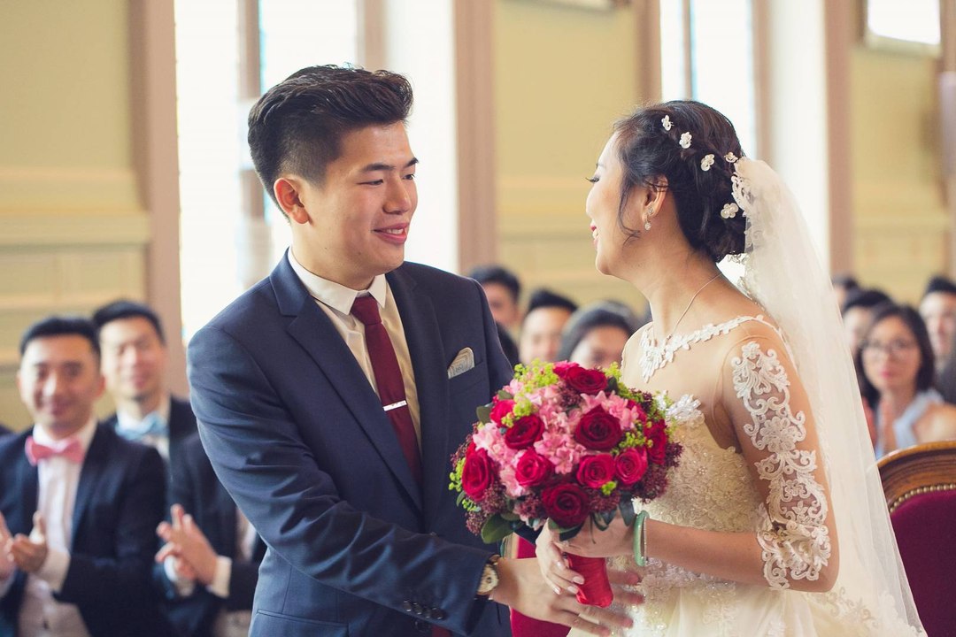 Pendant le mariage de son fils, elle réalise que la mariée est sa propre fille