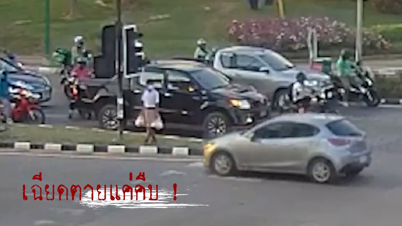 เฉียดตายระทึก ! เก๋งขับหลุดเลนพุ่งดิ่งชนเสาไฟเกาะกลาง หวิดชนเด็กนักเรียนดับ