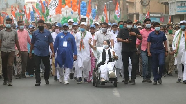 Bengal CM Banerjee arrives at Gandhi Murti for dharna, army yet to issue NOC