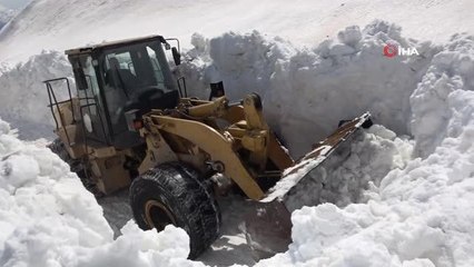 Kar kalınlığının 10 metreyi bulduğu Nemrut Krater Gölü'nün yolunda çalışma