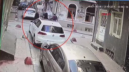 Beyoğlu'nda tartıştığı kişiyi bıçakladı: o anlar kamerada