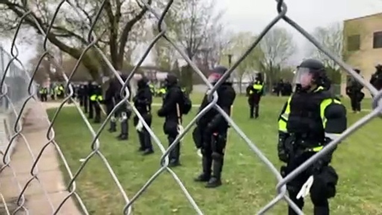 Pistole statt Taser gezückt: Polizistin tötet Schwarzen 'versehentlich'