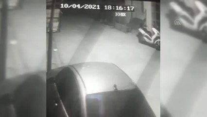 Son dakika haberleri... Motosikletin çalınma anı güvenlik kameralarınca kaydedildi