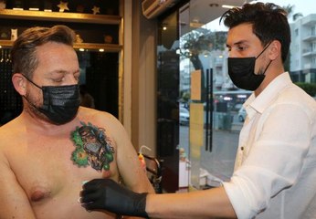 KORONAVİRÜSÜ YENDİ, DÖVMESİNİ VÜCUDUNDA ÖLÜMSÜZLEŞTİRDİ