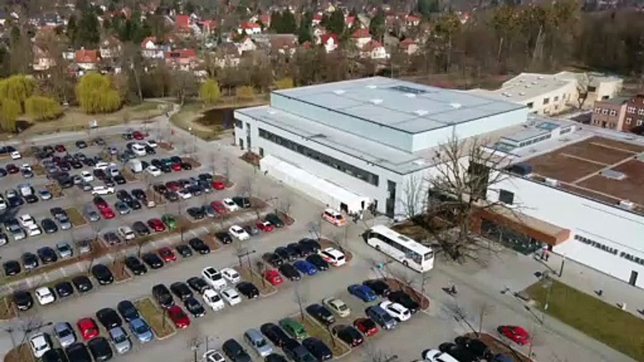 Brandenburg - Hände richtig desinfizieren, Kinderärztin erklärt im Impfzentrum Havelland wie man es richtig macht