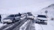 Kar yağışına hazırlıksız yakalanan onlarca araç mahsur kaldı