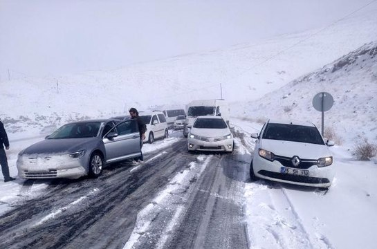 Kar yağışına hazırlıksız yakalanan onlarca araç mahsur kaldı