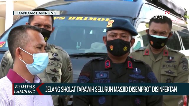 Jelang Salat Tarawih, Masjid di Bandar Lampung Disemprot Disinfektan