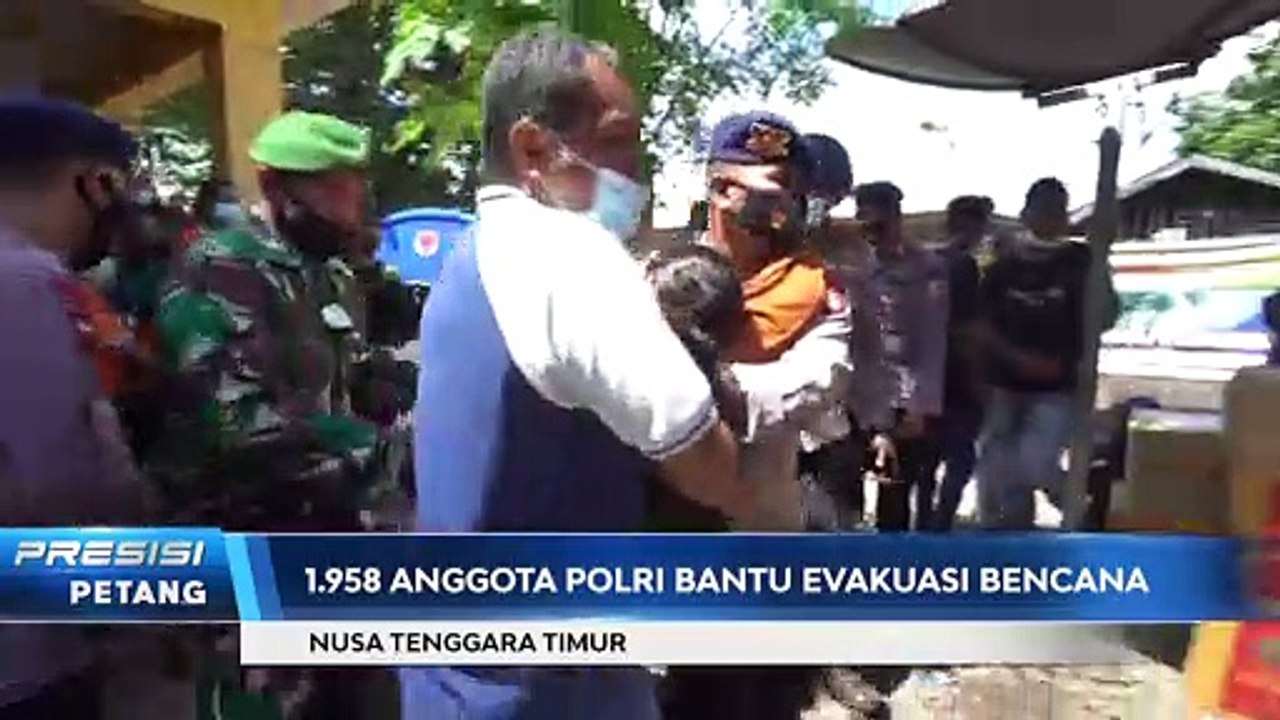 Brimob Polri Berikan Bantuan Kemanusiaan untuk Korban Bencana NTT