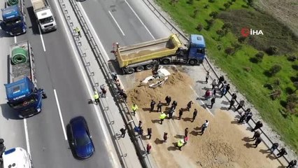 Toprak dolu hafriyat kamyonu otomobilin üzerine devrildi