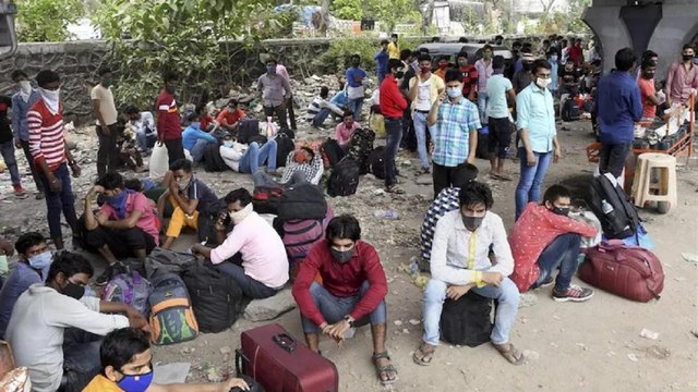 Fearing lockdown, migrant workers leave Dharavi
