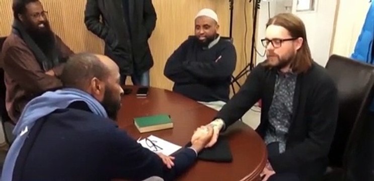 Norveçli adam gözyaşları içinde Müslüman oldu