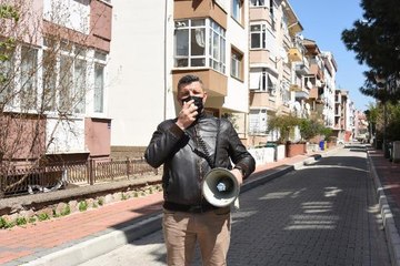MUHTAR ELİNDE MEGAFONLA, MAHALLELİYE KORONAVİRÜS UYARISI YAPIYOR