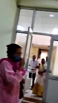 कोरोना वैक्सीन लगवाने गए बुजुर्ग के साथ नर्स ने किया दुर्व्यवहार, वीडियो हुआ वायरल, नर्स को ड्यूटी से हटाया गया