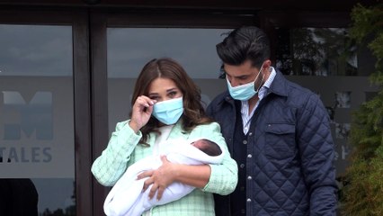 Paula Echevarría sale del hospital con Miguel Torres y su bebé en brazos