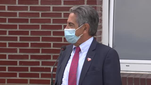 Revilla increpado por un reducido grupo de hosteleros antes de recibir su primera dosis de la vacuna