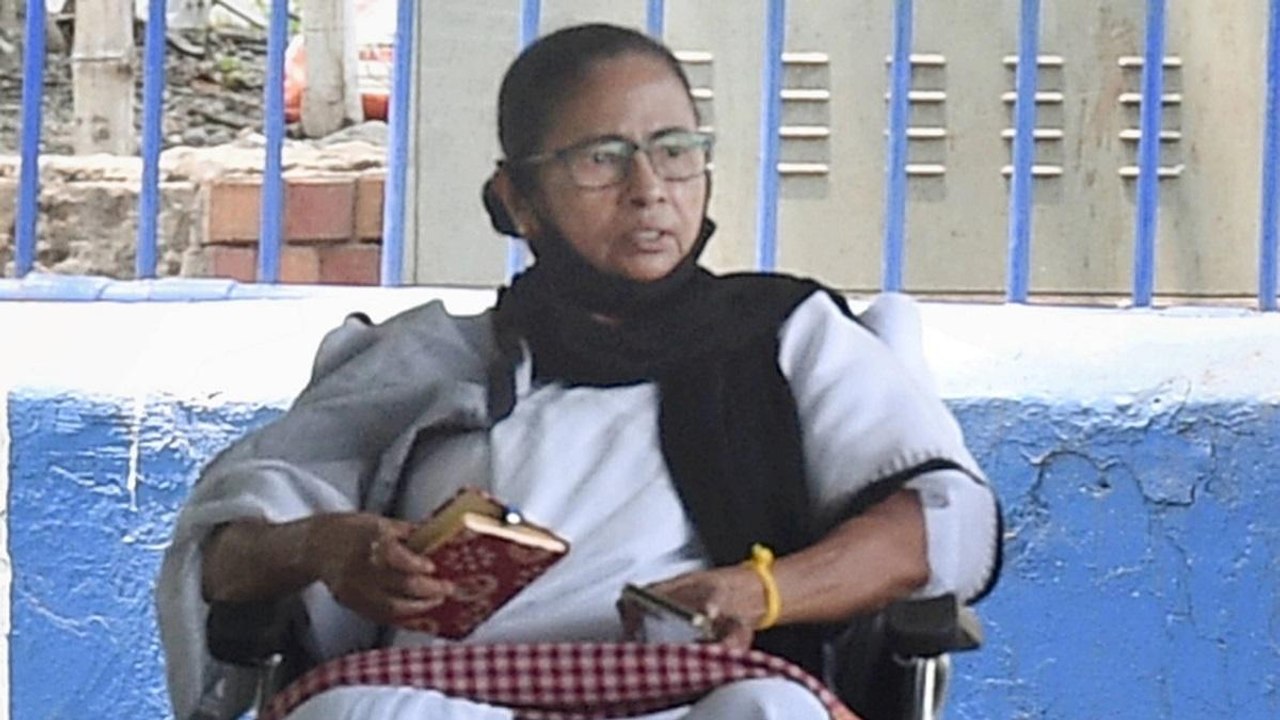 Mamata sits on dharna against EC ban, BJP Called it Drama