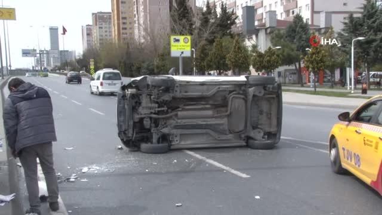 Esenyurt E-5 yan yolda trafiği kilitleyen kaza