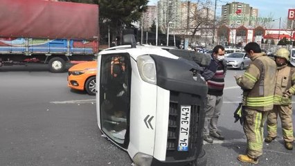 ESENYURT'TA ELEKTRİK DİREĞİNE ÇARPAN ARAÇ TAKLA ATTI
