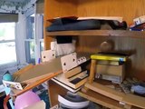 Une machine de Goldberg dans son salon avec cartons, balles et cartes de jeu