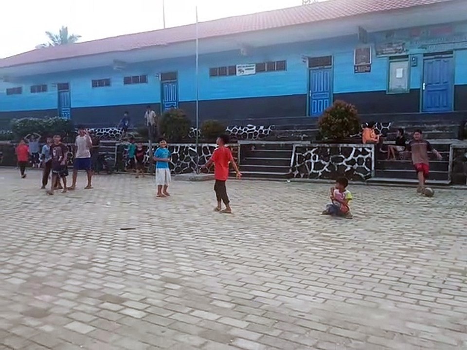 Bermain di Halaman Sekolah