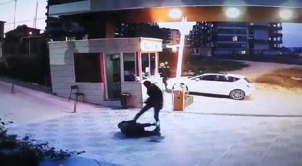 YEĞENİNİN KAYBOLDUĞUNU ÖNE SÜREREK GÜVENLİKÇİYİ DARBETTİ; O ANLAR KAMERADA