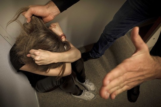 Dents cassées, multiples fractures : un clandestin algérien fait vivre l’enfer à sa compagne