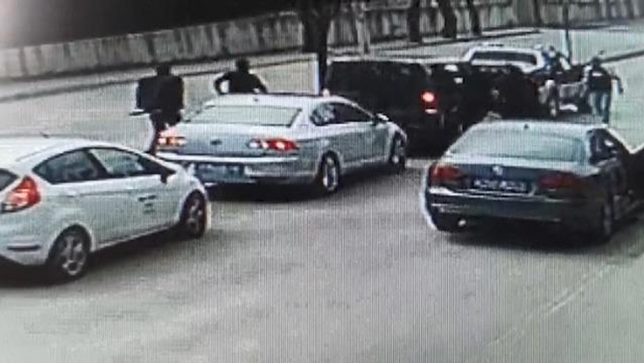 Yol ortasında birbirlerine saldırdıktan sonra yaralılarını da alarak ortadan kayboldular