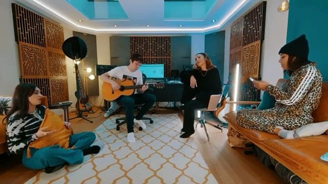 Amel Bent, Vitaa et Camélia Jordana dévoilent leur reprise de Ma soeur