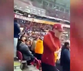 Türk Telekom'a ilk defa gelen gurbetçi taraftar göz yaşlarına boğuldu