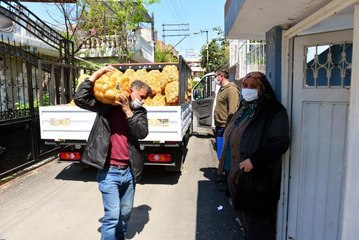 ADANA'DA ÜCRETSİZ PATATES DAĞITIMINA BAŞLANDI