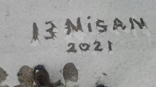 Özalp, kar yağışıyla beyaza büründü