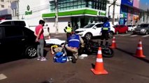 Corsa e Harley-Davidson se envolvem em acidente na Avenida Carlos Gomes