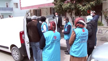 Télécharger la video: Türkiye Diyanet Vakfı ihtiyaç sahibi ailelere iftarlık dağıttı