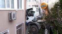 Beşiktaş'ta sürücüsünün direksiyon hakimiyetini kaybettiği beton mikseri 6 katlı binaya çarptı