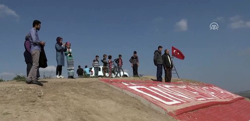 Çobanın Afrin'i gören tepeye yaptığı dev Türk bayrağına vatandaşlar akın etti
