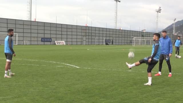 Çaykur Rizespor'un kalecisi Tarık Çetin: Camiamıza üç puan hediye edeceğiz