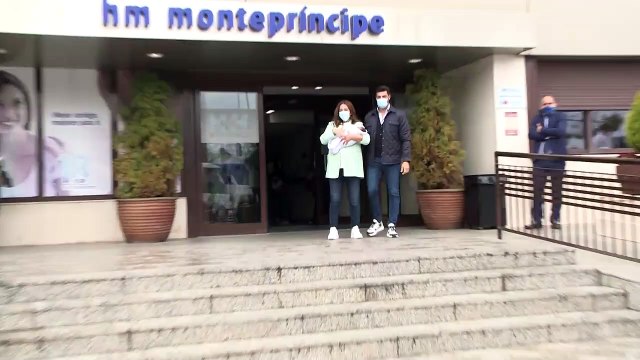 Paula Echevarría y Miguel Torres, muy emocionados, abandonan el hospital con su hijo Miguel