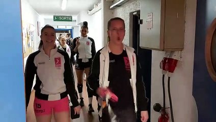 Images maritima: les volleyeuses istréennes entrent sur le terrain à Paris
