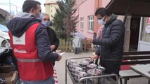 İhtiyaç sahibi 750 kişinin ilk iftar yemeğini Türk Kızılay gönüllüsü öğretmenler dağıttı