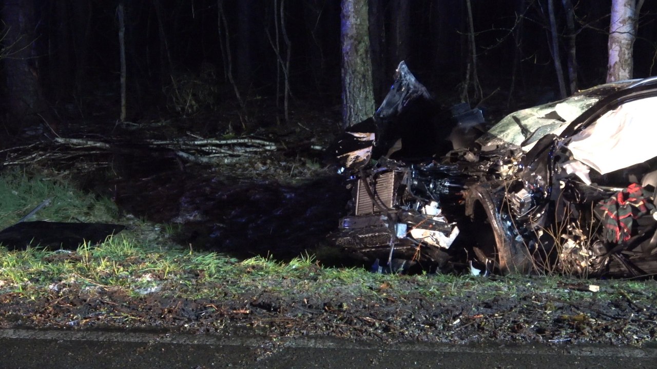 Brandenburg, schwerverletzter nach baumcrash auf der b 5 in der gem. wusterhausen/dosse