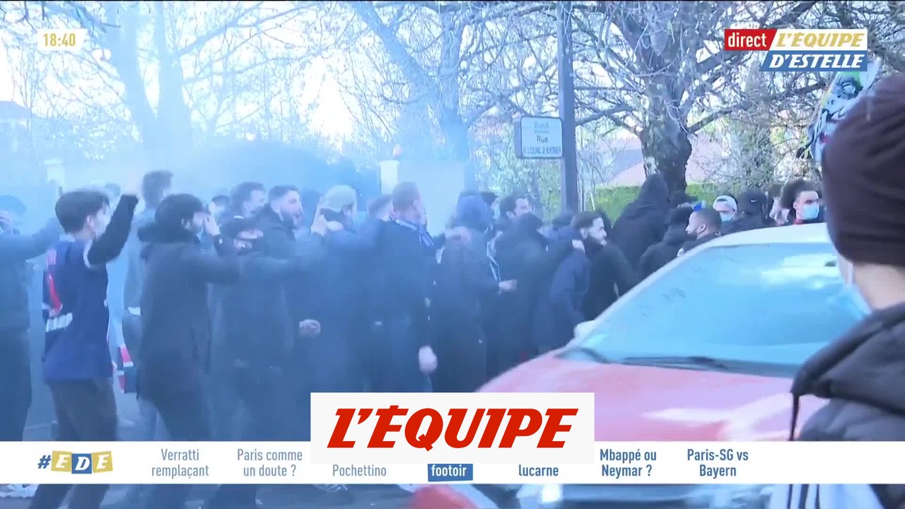 L'ambiance monte devant l'hôtel des parisiens - Foot - C1 - PSG