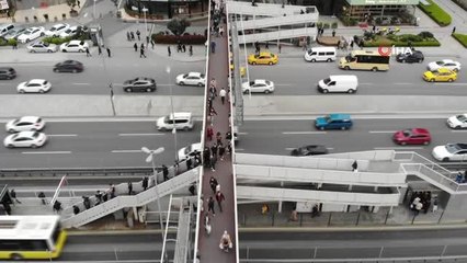 İlk iftar öncesi metrobüs duraklarında yoğunluk