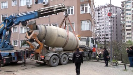 Beşiktaş’ta binaya çarpan beton mikseri vinçle kaldırıldı